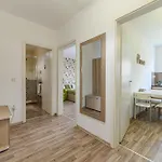 Luna | Mountain View & Parking | Sleeps 3 شقة *
