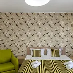 Luna | Mountain View & Parking | Sleeps 3 Apartment Brasov