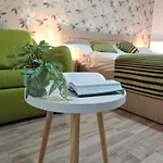 Luna | Mountain View & Parking | Sleeps 3 Apartment *
