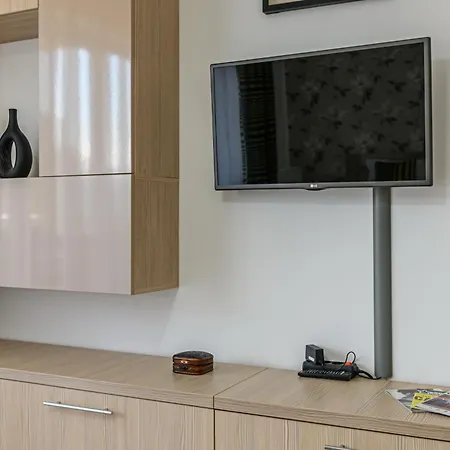 Luna | Mountain View & Parking | Sleeps 3 *