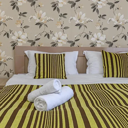 Luna | Mountain View & Parking | Sleeps 3 Apartamento Braşov