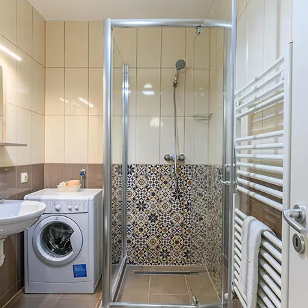 Luna | Mountain View & Parking | Sleeps 3 Braşov