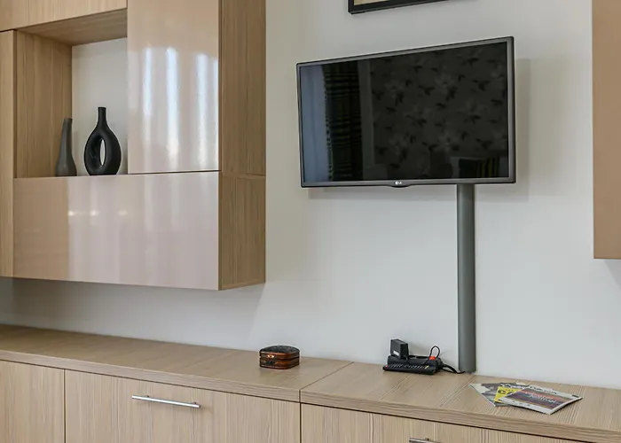 Luna | Mountain View & Parking | Sleeps 3 *