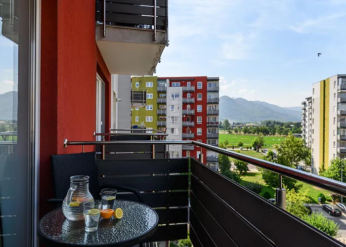Luna | Mountain View & Parking | Sleeps 3 Апартаменты