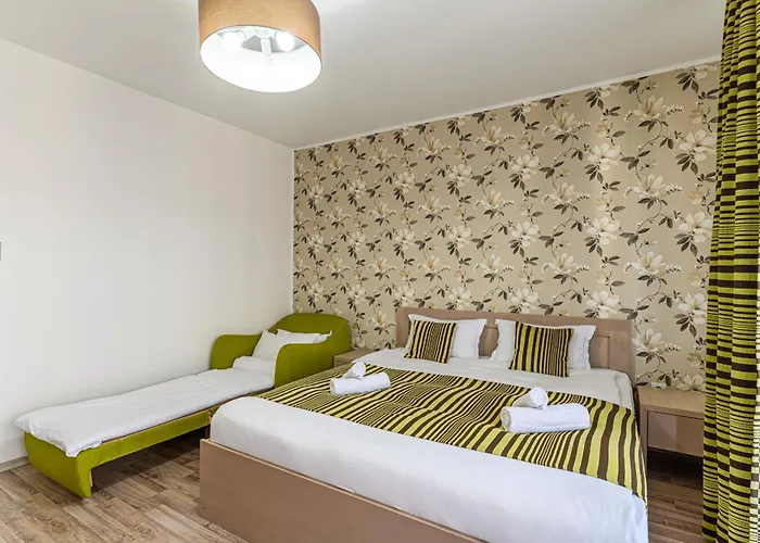 Luna | Mountain View & Parking | Sleeps 3 *